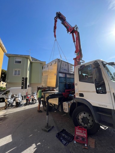 Recco - L'eco-compattatore arriva in piazzale Europa Recco - L'eco-compattatore arriva in piazzale Europa