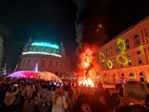Con il falò e i fuochi d'artificio si è concluso il primo Entierro de la Sardina, migliaia in piazza De Ferrari (Foto e video)