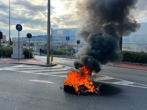 Ex Ilva, tensione e scontri durante la vertenza. Uliano: “Lotta per il lavoro sia unitaria e pacifica”