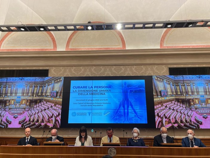 Empatia, senso di umanità e comprensione del paziente: a Palazzo Madama la presentazione del volume "Curare la persona. La dimensione umana della medicina"