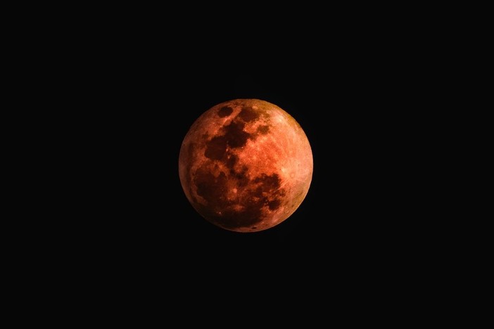 Occhi al cielo questa sera per l'eclissi parziale di luna: il picco alle 23.30 Occhi al cielo questa sera per l'eclissi parziale di luna: il picco alle 23.30