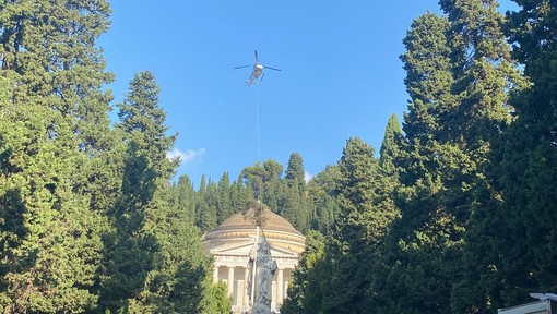 Staglieno, maxi operazione di pulizia al cimitero. In campo anche un elicottero (Foto e video)