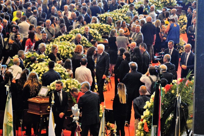&quot;Genova è nello sguardo del mondo&quot; e piange le vittime del crollo