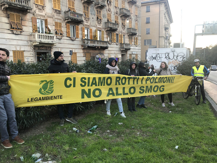 "Ci siamo rotti i polmoni", flash mob di Legambiente davanti alla centralina Arpal di San Martino "Ci siamo rotti i polmoni", flash mob di Legambiente davanti alla centralina Arpal di San Martino