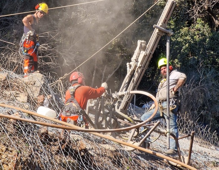 Frana di via Posalunga, continua l'odissea dei residenti, rientrati alcuni abitanti, ma è ancora vietato aprire le finestre