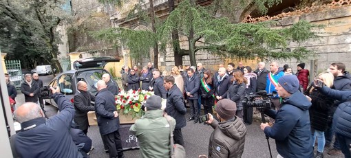 Genova saluta Gilberto Salmoni, il testimone della Shoah: sul feretro il fazzoletto di Buchenwald