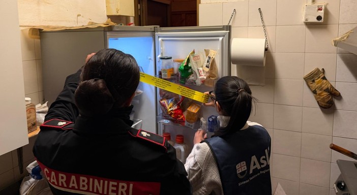 Cibo avariato, locali sporchi e infestazioni: raffica di controlli nel centro storico, scattano sequestri e chiusure Cibo avariato, locali sporchi e infestazioni: raffica di controlli nel centro storico, scattano sequestri e chiusure