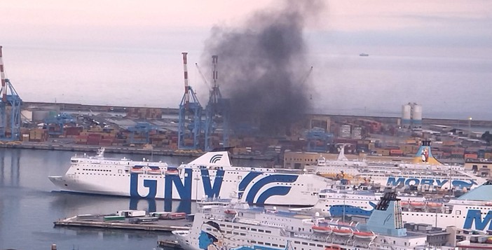 Fumi in porto, i comitati: &quot;La qualità dell'aria della prossima estate si gioca ora, tra due mesi è tardi&quot;