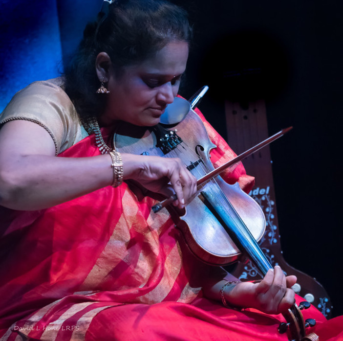 Il Festival del Mediterraneo prosegue con il concerto "Paganini meets India" Il Festival del Mediterraneo prosegue con il concerto "Paganini meets India"