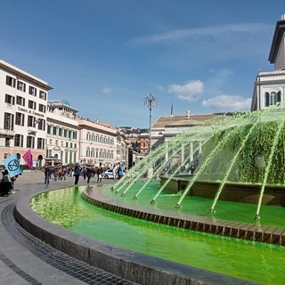 Fridays For Future, la fontana di piazza De Ferrari si colora di verde