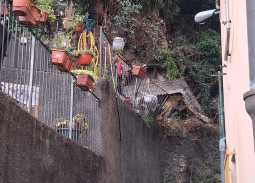 Maltempo, dopo i temporali arrivano frane e smottamenti: quattro famiglie evacuate in via Posalunga Maltempo, dopo i temporali arrivano frane e smottamenti: quattro famiglie evacuate in via Posalunga