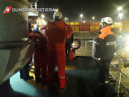 Violazione delle norme per la salvaguardia della vita in mare, fermata nave in porto a Genova Violazione delle norme per la salvaguardia della vita in mare, fermata nave in porto a Genova