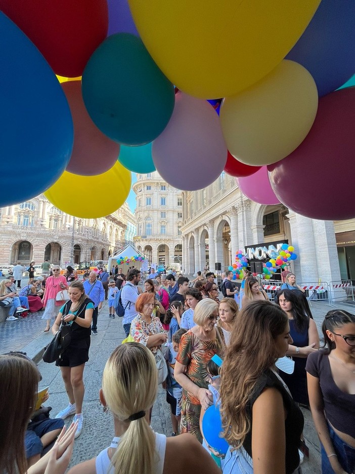Festa dei nonni in piazza De Ferrari, centinaia i bambini presenti Festa dei nonni in piazza De Ferrari, centinaia i bambini presenti
