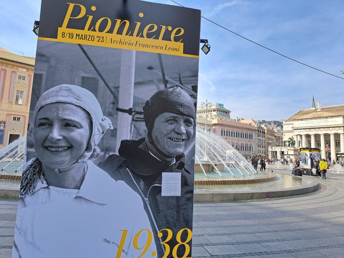 Imbrattata foto della mostra "Pioniere" in piazza De Ferrari