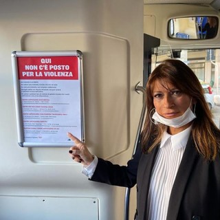 Campagna contro la violenza sulle donne: pannelli sugli autobus riportano numeri e indirizzi per chiedere aiuto