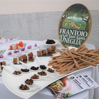 I sapori e i fiori della Liguria conquistano Varese: ancora un grande successo per il format “Mangiare i fiori”, una serata all’insegna della cultura e della buona cucina