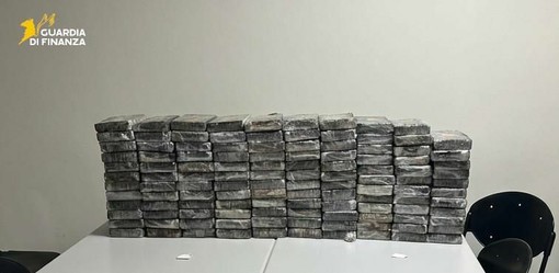Pra', 128 chili di cocaina nascosti in un container arrivato dal Cile: quattro arresti