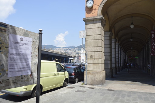&quot;Vietate lingue straniere e dita nel naso&quot;, l'ordinanza fake da sindaco sceriffo affissa nei vicoli (FOTO)