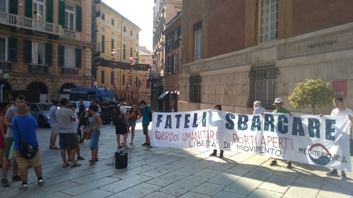 Mediterranea Genova in piazza Lanfranco: "Fateli sbarcare" (VIDEO)