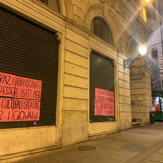 “I giovani vogliono essere ascoltati”: flash mob di ‘Genova che osa’ nel centro storico per chiedere spazi e servizi