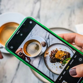 Gen Z - Il mondo dei giovani: Il cibo oltre lo schermo: si può ancora mangiare senza 'filtri'?