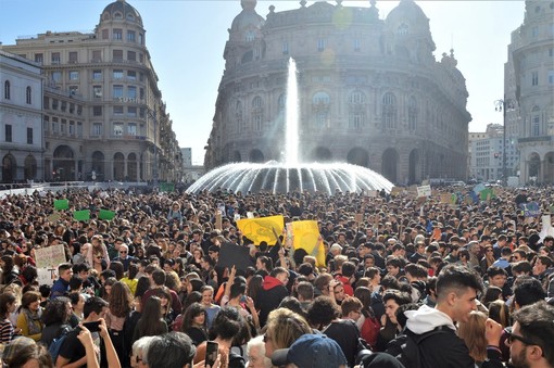 Fridays For Future contro il sindaco Bucci sul tema del trasporto pubblico urbano: "Il filobus gattopardesco e la burocrazia" Fridays For Future contro il sindaco Bucci sul tema del trasporto pubblico urbano: "Il filobus gattopardesco e la burocrazia"
