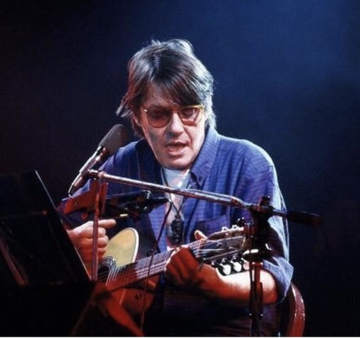Ventisei anni fa ci lasciava Fabrizio De André, icona immortale della musica Ventisei anni fa ci lasciava Fabrizio De André, icona immortale della musica