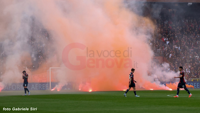 Genoa, il lancio di fumogeni in campo costa caro, ma niente squalifica del "Ferraris": maxi multa da 25mila euro