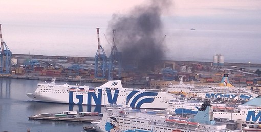 Fumi in porto, i comitati: &quot;La qualità dell'aria della prossima estate si gioca ora, tra due mesi è tardi&quot;