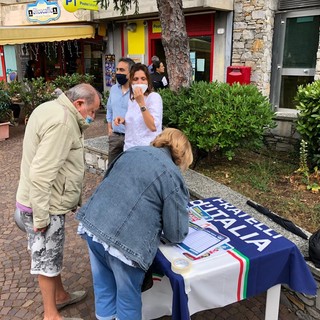 Fratelli d'Italia in piazza per raccogliere firme contro il governo