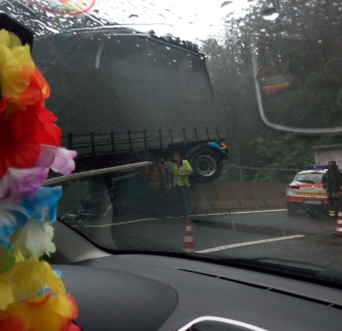 Camion sfonda guardrail sull'A6 tra Altare e Savona: precipita la cabina (FOTO) Camion sfonda guardrail sull'A6 tra Altare e Savona: precipita la cabina (FOTO)