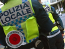 Pestaggi e furti negli uffici della municipale: indagati quindici agenti della polizia locale Pestaggi e furti negli uffici della municipale: indagati quindici agenti della polizia locale