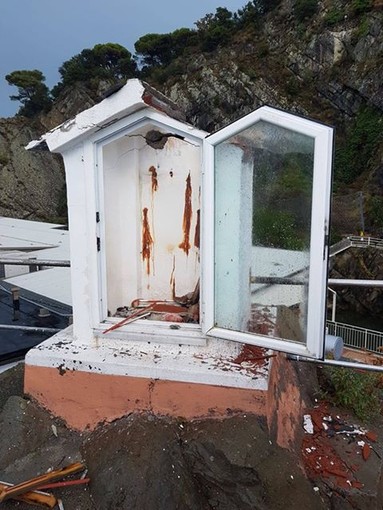 Sant'Olcese: fulmina incendia tetto, famiglia evacuata