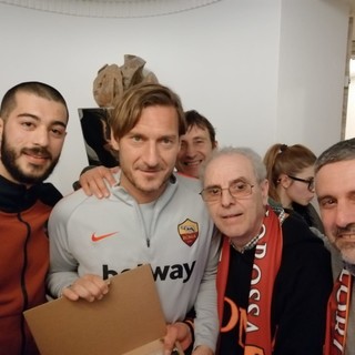 Grande sorpresa per il "Roma Club Genova": incontro con Francesco Totti e tutta la squadra
