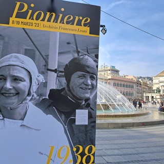 Imbrattata foto della mostra &quot;Pioniere&quot; in piazza De Ferrari