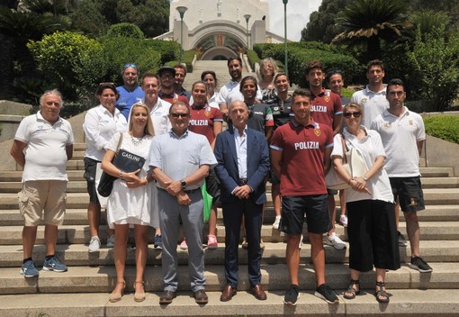 La nazionale di nuoto in visita al reparto ortopedico del Gaslini La nazionale di nuoto in visita al reparto ortopedico del Gaslini