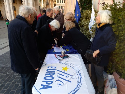 Soprattutto Europa in piazza per distribuire bandiere dell'Ue