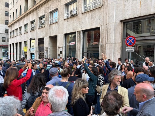 Folla fuori dal point elettorale di Silvia Salis