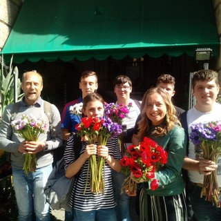 Euroflora gli studenti del Marsano regalano fiori a mercato