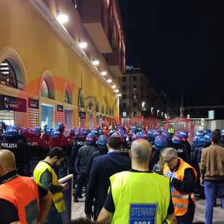 Tensione a Marassi: Ferrero avvistato in tribuna, la polizia lo scorta fuori (FOTO)