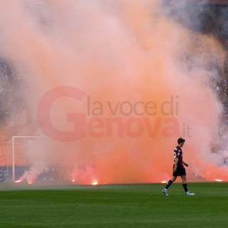 Genoa, il lancio di fumogeni in campo costa caro, ma niente squalifica del &quot;Ferraris&quot;: maxi multa da 25mila euro