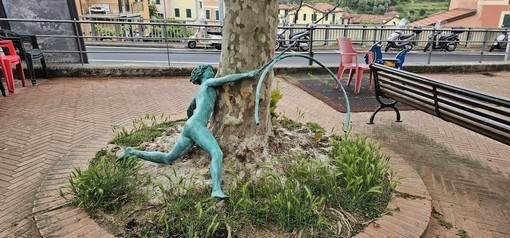 Sestri Levante, statua di Guareschi danneggiata a Trigoso: i responsabili pagheranno oltre 6.000 euro per il restauro Sestri Levante, statua di Guareschi danneggiata a Trigoso: i responsabili pagheranno oltre 6.000 euro per il restauro