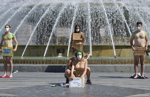 Fridays for future &quot;si spoglia&quot; in piazza De Ferrari contro il cambiamento climatico (FOTO e VIDEO)