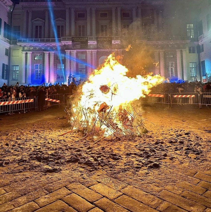 Piazza Matteotti gremita per il falò di San Giovanni Piazza Matteotti gremita per il falò di San Giovanni