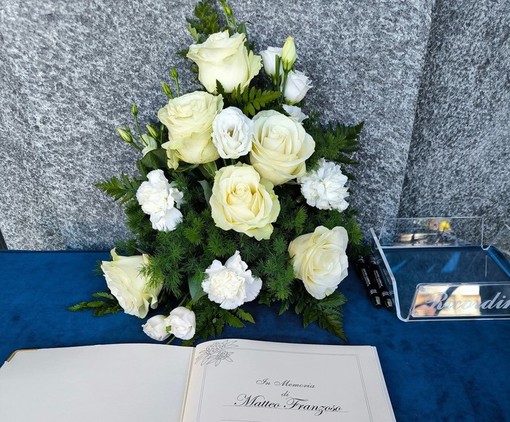 Sestriere, grande commozione e silenzio irreale per l'ultimo saluto a Matteo Franzoso