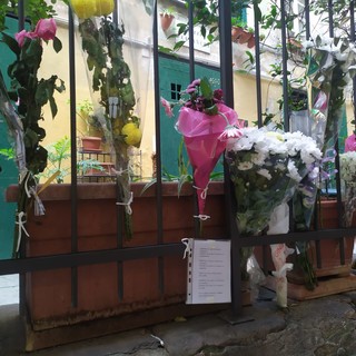 Omicidio in centro storico, fiori e una poesia nel luogo in cui è stato ucciso Javier Miranda Romero (Foto)
