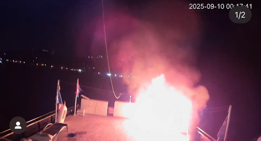 Global Sumud Flotilla, secondo attacco con drone: recuperato un dispositivo carbonizzato Global Sumud Flotilla, secondo attacco con drone: recuperato un dispositivo carbonizzato