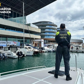 Controlli estivi della Guardia di Finanza: 17 lavoratori in nero e oltre 700 sequestri Controlli estivi della Guardia di Finanza: 17 lavoratori in nero e oltre 700 sequestri