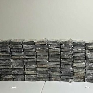 Pra', 128 chili di cocaina nascosti in un container arrivato dal Cile: quattro arresti Pra', 128 chili di cocaina nascosti in un container arrivato dal Cile: quattro arresti