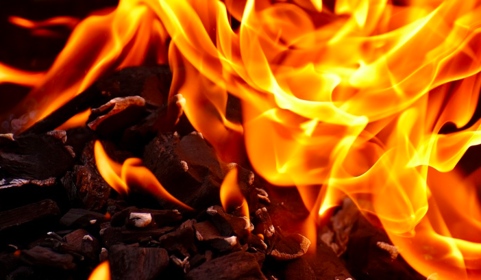 Scoppia un incendio in cucina, anziana intossicata